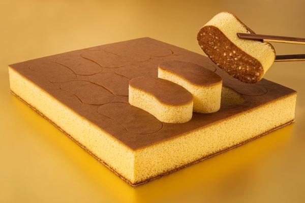 「東京ばな奈」の姉妹品「東京ばな奈カステラ」東京駅限定発売 - 一枚のカステラからバナナ型を切り出す