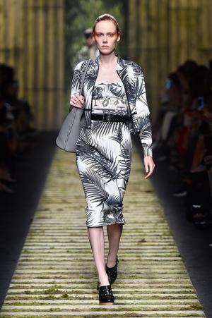 マックスマーラ 2017年プレフォールコレクションをライブ配信