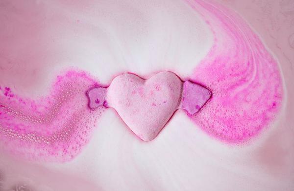ラッシュより、バレンタイン限定バスグッズ、ハートやキューピッドモチーフのバスボムなど