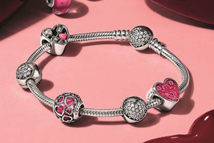 パンドラのバレンタインジュエリー、ピンクハートのブレスレット＆ロケット型ネックレス