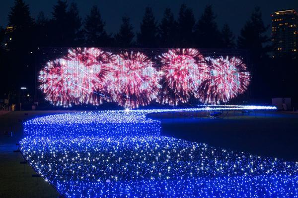 東京ミッドタウンで“イルミネーション花火”開催 - 屋外カフェ・足水など涼を感じる夏イベント