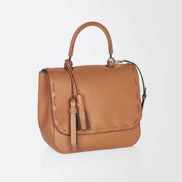 マックスマーラの新アイコンバッグ「ボ バッグ」人気モデル ジジ・ハディッドもお気に入り