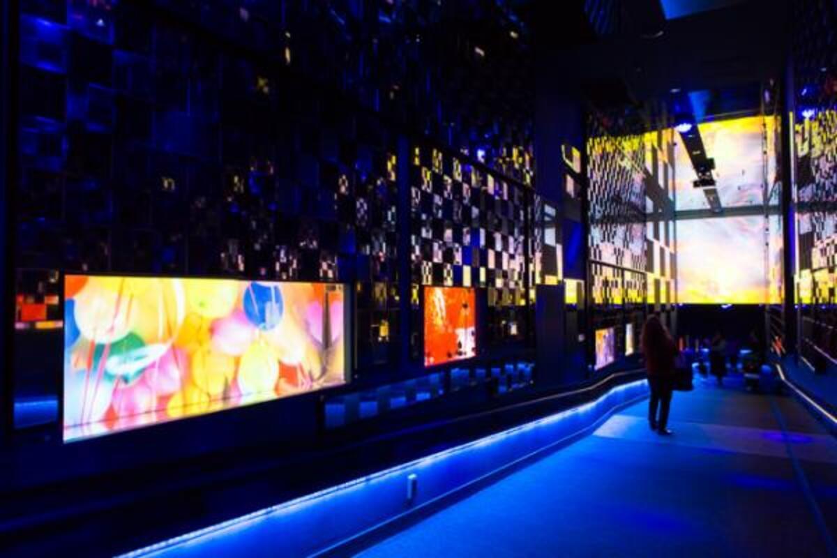 すみだ水族館 蜷川実花 クラゲ水槽が幻想的世界へ 映像作品やアロマを駆使した万華鏡トンネルも 16年10月7日 ウーマンエキサイト 1 3