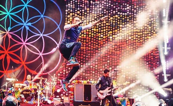 コールドプレイ3年ぶりの来日ライブが東京ドームで開催 - RADWIMPSがゲストアクトに決定