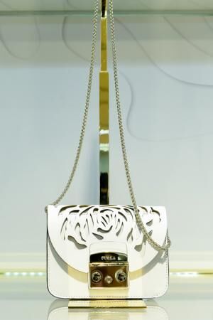 フルラから切り絵作家とのコラボバッグ&amp;財布 - ピンクやゴールドの革に芍薬の花、ブランド90周年記念