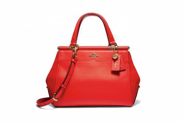 コーチ×セレーナ・ゴメス、サイン＆メッセージ入りのコラボバッグやバッグチャーム