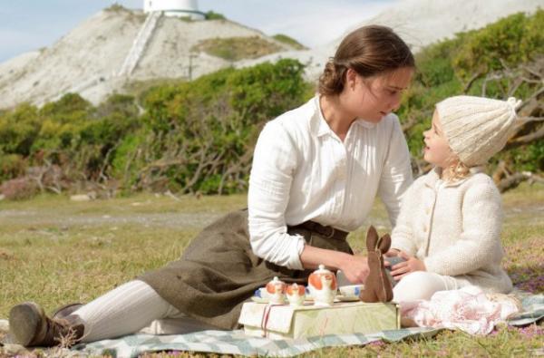 映画『光をくれた人』マイケル・ファスベンダー×アリシア・ヴィキャンデル、他人の子を育てる夫婦の愛と葛藤