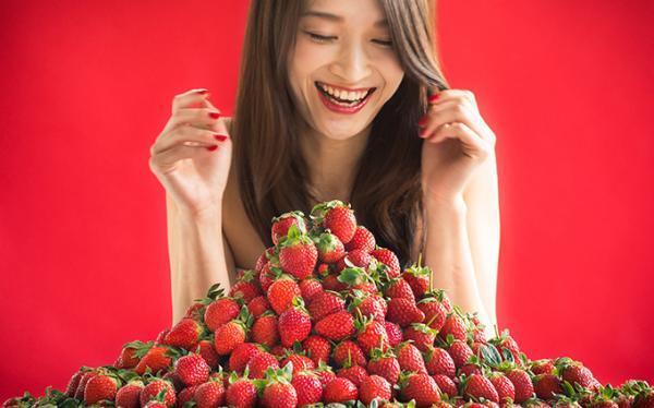 新春ブッフェ「ストロベリーマニア」ハイアット リージェンシー 大阪に50cm越えジャンボエクレア登場