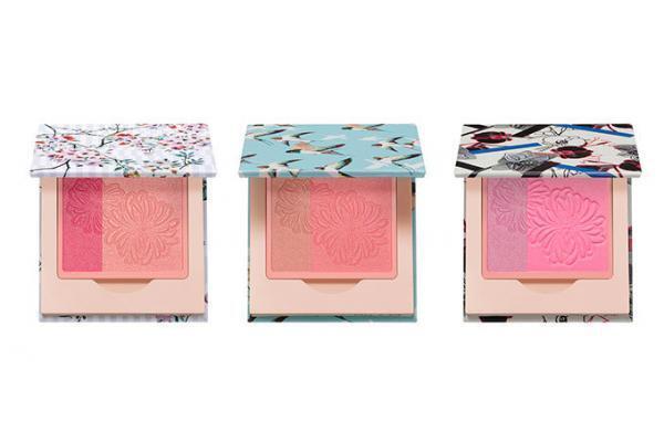 ポール ＆ ジョーの新作ブラッシュ＆アイカラー、ふわっと色づき恋に落ちた瞬間の表情に