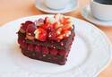 カフェコムサ、ハート型のバレンタイン限定「ベリーとチョコレートのケーキ」チョコムースと共に