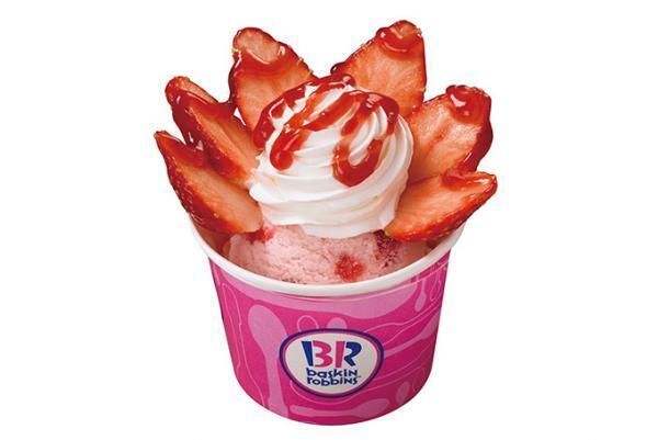 サーティワンから「フレッシュストロベリーサンデー」生いちごにストロベリーかチョコソースをトッピング