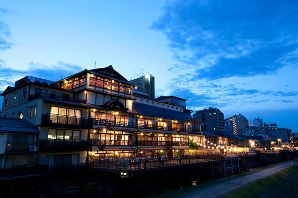 チョコレートフェス「京ショコラあそび」京都・鴨川のほとりで、音楽とともに限定スイーツを堪能