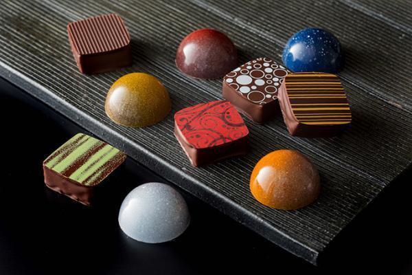 ザ・キャピトルホテル 東急のバレンタイン、チョコ10種を詰め合わせた新作ボンボンショコラセットなど