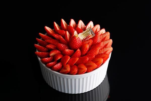 資生堂パーラー 銀座本店にて苺づくしケーキ「ココット ドゥ フレーズ」発売、約50個もの苺を贅沢に