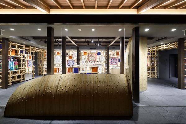 エルメス祇園店でアクセサリーが主役のイベント - 水牛の角に鮮やかな色を重ねた日本限定ペンダント