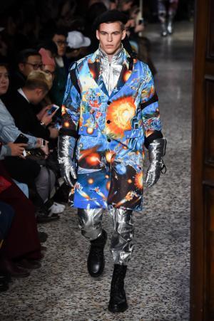 モスキーノ 2017-18年秋冬コレクション - 芸術はユーモラスなミリタリーに