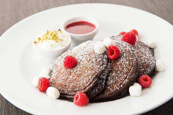 サラべスのバレンタイン限定パンケーキ - 生地の中からチョコレートとマシュマロが溶け出す