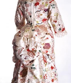 「ファッションとアート 麗しき東西交流」展 横浜美術館にて、ジャポニスムに影響を受けたシャネルの服も