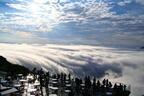 雲海テラス - 星野リゾート　トマムが提案する早朝だけの「雲の上のカフェ」