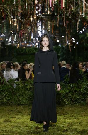 ディオール 2017年春夏オートクチュールコレクション - 花々に誘われて迷い込むパリの迷宮