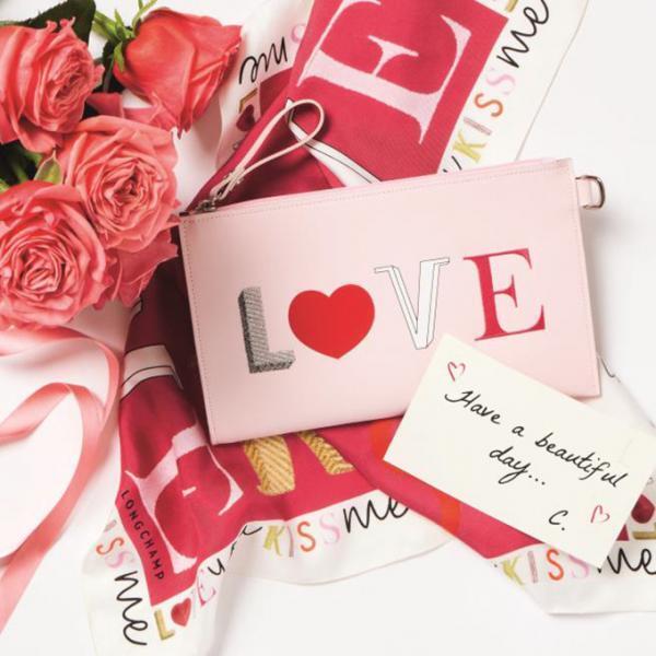 ロンシャン、バレンタインに向けた「LOVE」ポーチやハートのキーリング