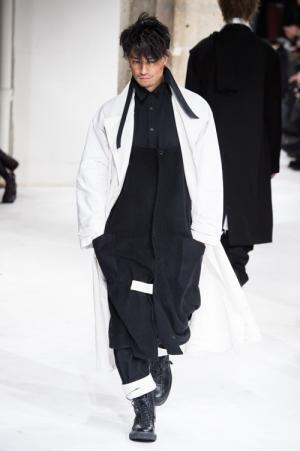 斎藤工、ヨウジヤマモト17年秋冬メンズコレクションで“パリコレモデル”に