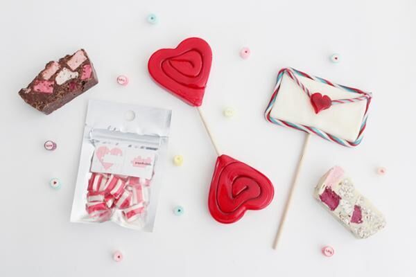 アートキャンディショップ「パパブブレ」のバレンタイン - 両端から食べるハートのロリポップ