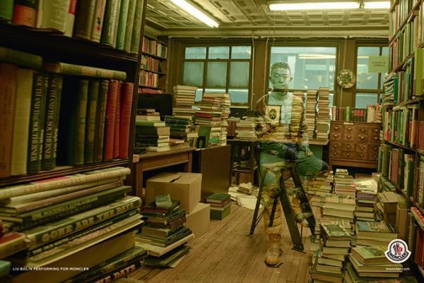 モンクレール、まるでカメレオン?! 中国の“透明人間アーティスト” を起用した17年春夏ビジュアル