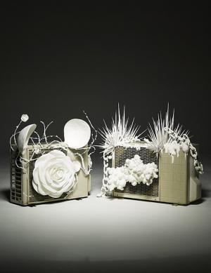 キューン2017年春夏コレクション - 洋服をやめ、薔薇や謎の物体が絡みつく“室外機”を発表