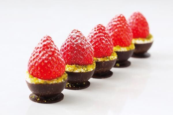 銀座千疋屋築地店のバレンタイン - 日本の四季を表現したショコラや、チョコに丸ごと苺をのせたスイーツ