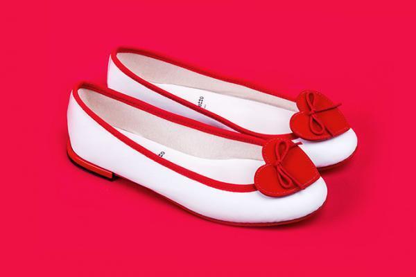 レペット、バレンタインに向けた10足限定「バレエシューズ」トゥに真っ赤なハート
