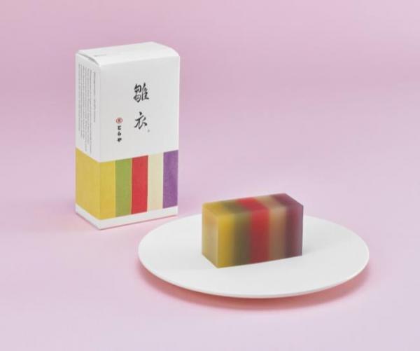 とらやの雛まつり、お雛様の衣をイメージした羊羹や桜と橘を描いた道明寺羹