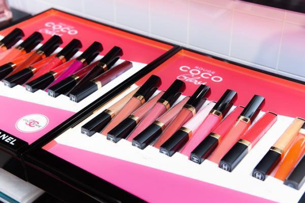 シャネルの新リップグロス「ルージュ ココ グロス」- 表参道の期間限定「ココ カフェ」で先行発売