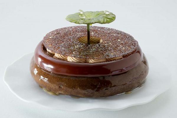 アンリ・シャルパンティエから10台限定のチョコケーキ、エスプレッソやキャラメルで「池のほとり」を表現