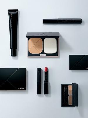 カネボウ化粧品「KANEBO」の新商品 - 赤の色相に着目した口紅や、発光肌を作るファンデーション