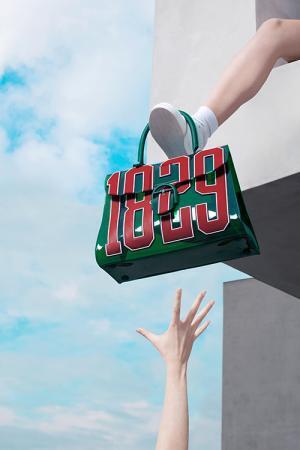 デルヴォーの限定バッグ「ザ・ヒーロー」 - 真っ赤な数字ロゴとスケルトンのビニール素材でスポーティに