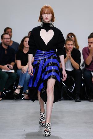 プロエンザスクーラー 2017年秋冬コレクションをライブ配信