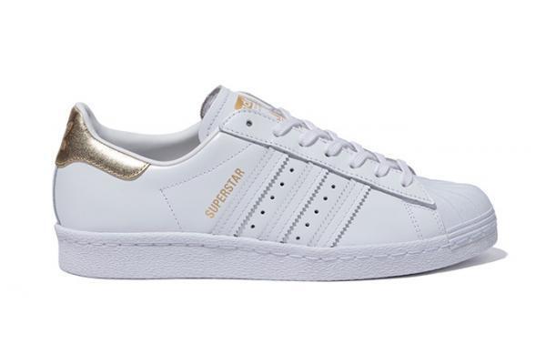 アディダス オリジナルのスニーカー「スーパースター80s」白×ゴールドに、ビューティ＆ユースと共同で