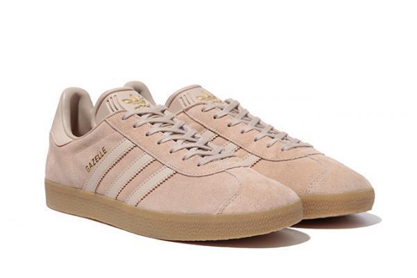 アディダス オリジナルスとフリークスストアによるスニーカー「ガゼル」、スエード素材のナチュラルカラー