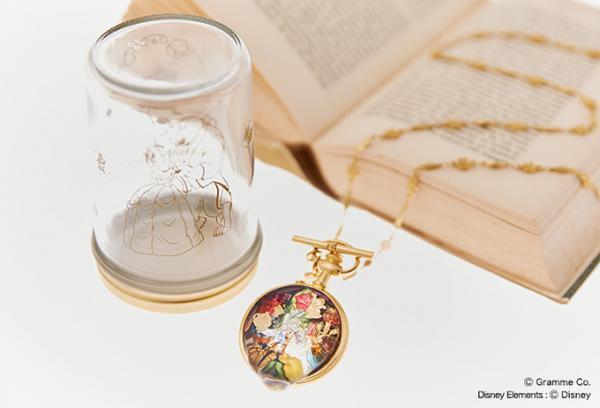 Q-pot.「美女と野獣」コレクション、野獣とベルの懐中時計ネックレスやポット夫人＆チップのブローチ