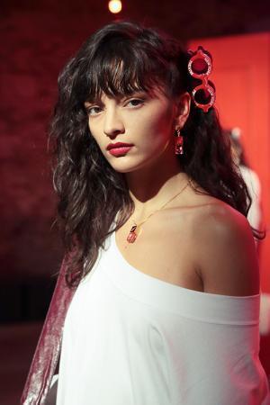 シアタープロダクツの新カプセルコレクション - コスメ型アクセサリーやワンマイルウェア