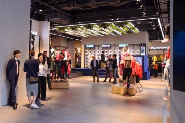 国内最大の旗艦店「アシックス原宿フラグシップ」オープン、「深海」がテーマのコラボシューズ発売