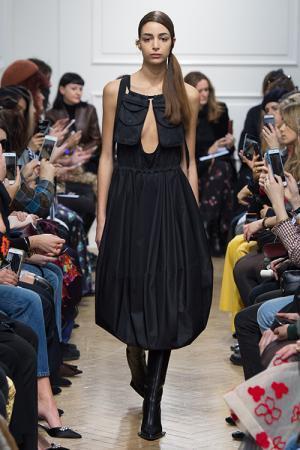 J.W.アンダーソン 2017年秋冬ウィメンズコレクション - 時代はおろか惑星も超えて