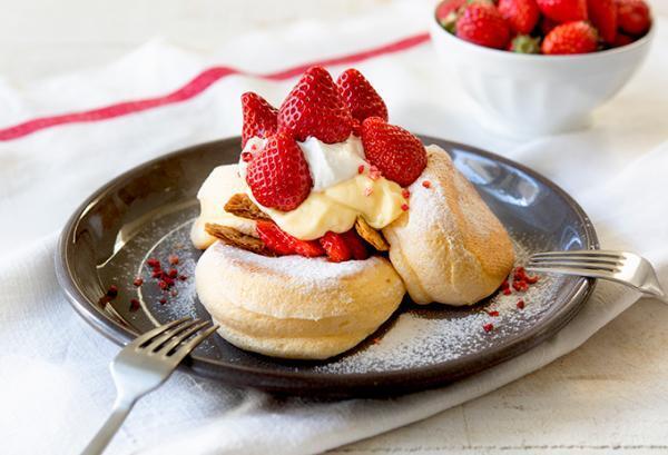 スフレパンケーキ専門店「フリッパーズ」春限定のあまおうミルフィーユ