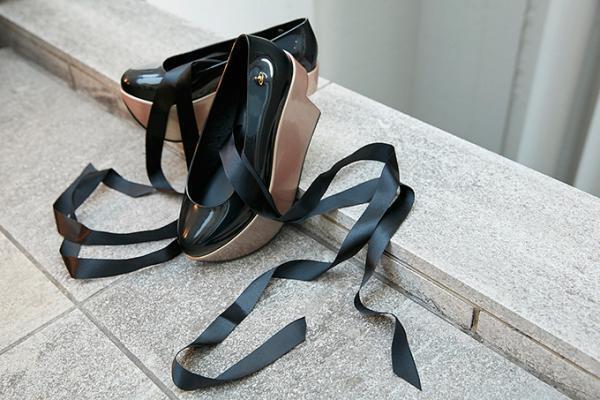 ヴィヴィアン・ウエストウッド アングロマニア×メリッサ、原宿限定カラーのロッキンホース・バレリーナ