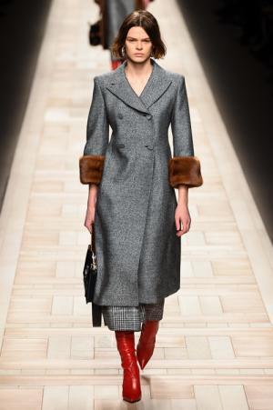 フェンディ 2017-18年秋冬コレクション - 夜明けの街は女性を儚く見せる