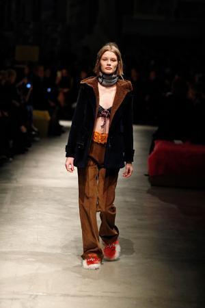 プラダ 2017年秋冬コレクション - 心が安らぐ温もりのある空間