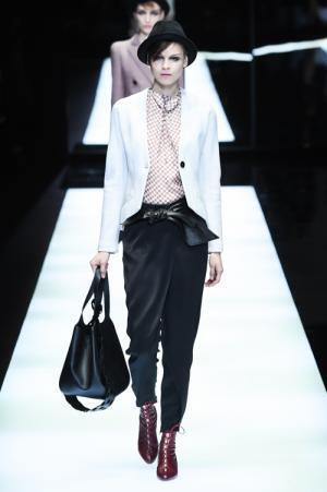 ジョルジオ アルマーニ 2017年秋冬コレクション - ジュエルカラーはテキスタイル上で輝きを増す