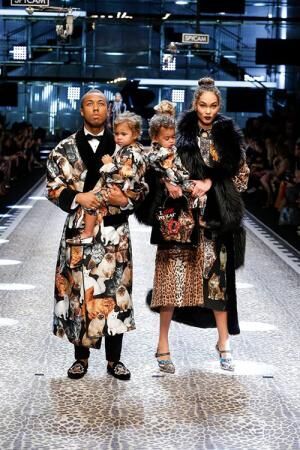 ドルチェ ガッバーナ 17年秋冬ウィメンズコレクション ファッションへの愛を全ての人に 17年3月2日 ウーマンエキサイト 1 2 ドルチェ ガッバーナ 17年秋冬ウィメンズコレクション ファッションへの愛を全ての人に 17年3月2日 ウーマンエキサイト 1 2