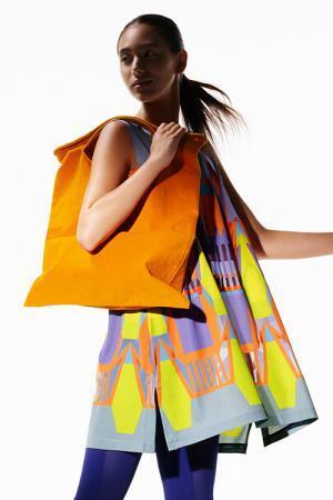 ミー イッセイ ミヤケ3月の新作、カリブ海に浮かぶ船をモチーフにした柄アイテムやカラフルなバッグ